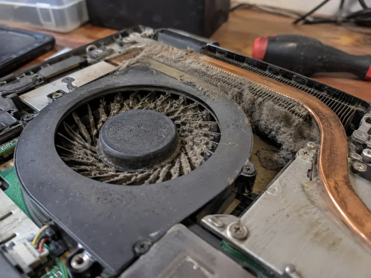 Ventilador de notebook con polvo acumulado entre las aspas