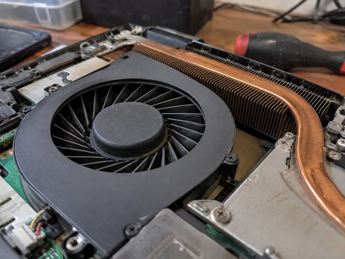 El mismo ventilador de notebook, limpio después de la mantención