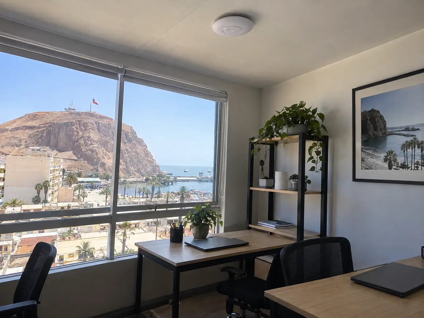 Access point de techo en una oficina luminosa, con el Morro de Arica por la ventana